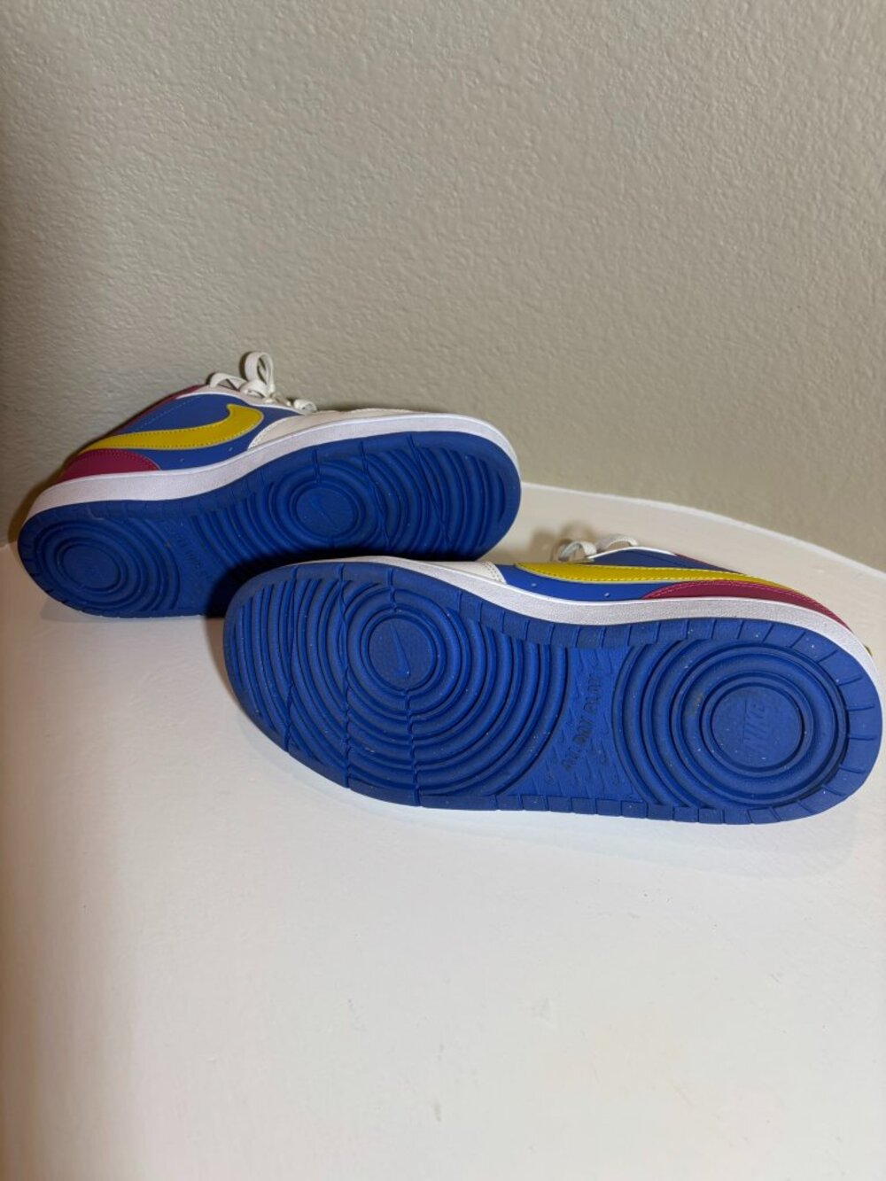 NWOT Nike White Red Blue Yellow Lace-up Athletic Tennis Shoes Size 7Y Kids - Picture 7 of 8